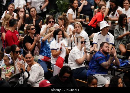 Fans aus England versammeln sich im BOXPARK Croydon, London, im Vorfeld des Viertelfinalspiels der FIFA Women's World Cup 2023 zwischen England und Kolumbien. Foto: Samstag, 12. August 2023. Stockfoto