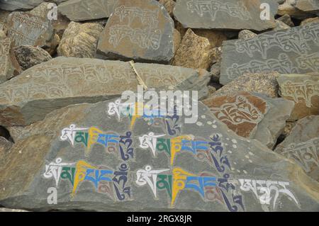Gravierte Steine mit buddhistischem Mantra OM Mani Padme Hum in Ladakh, INDIEN Stockfoto