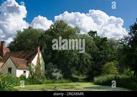 Das gleiche Cottage, das in John Constable berühmtem Gemälde „The Hay Wain“ (1821 gemalt) abgebildet ist und in der Nähe von Flatford Mill in Suffolk, England Stockfoto