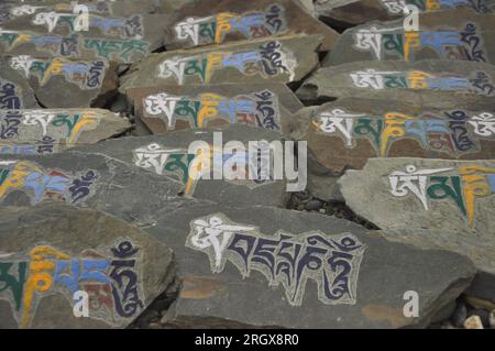 Mani-Steine mit buddhistischem Mantra „OM Mani Padme Hum“ im Sanskar-Tal, Ladakh, INDIEN Stockfoto