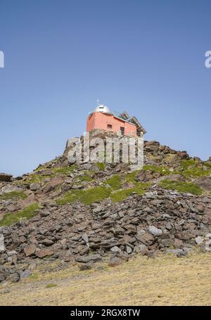 Alte restaurierte 1902 Sternwarte Mojon del Trigo, KYOTO-Spiegelteleskop, Sierra Nevada, Andalusien, Spanien. Stockfoto