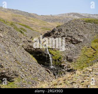 Wasserfall am Arroyo de San Juan, Bach, Borreguiles, Sierra nevada Nationalpark in 2500 m Höhe. Granada, Andalusien, Spanien. Stockfoto