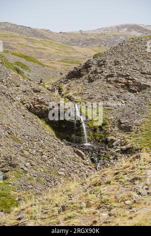 Wasserfall am Arroyo de San Juan, Bach, Borreguiles, Sierra nevada Nationalpark in 2500 m Höhe. Granada, Andalusien, Spanien. Stockfoto