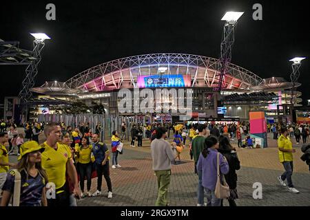 Sydney, Australien. 12. Aug. 2023. 12. August 2023; Stadium Australia, Sydney, NSW, Australien: FIFA Womens World Cup Quarter Final Football, England gegen Kolumbien; Fans kommen vor dem Anstoß ins Stadion. Credit: Action Plus Sports Images/Alamy Live News Stockfoto