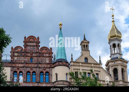 schwerin, Mecklenburg-Vorpommern, 07 06 2023: Nahaufnahme verschiedener Türme auf der Schweriner Burg. Stockfoto