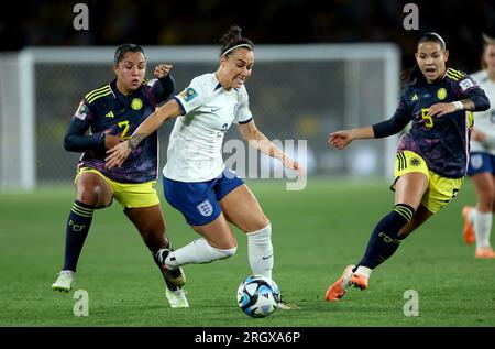 Englands Lucy Bronze (Zentrum) kämpft während des Viertelfinales der FIFA Women's World Cup im Stadium Australia, Sydney, mit der kolumbianischen Manuela Vanegas (links) und Lorena Bedoya Durango. Foto: Samstag, 12. August 2023. Stockfoto