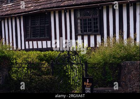 Mittelalterliche Holzrahmen, Holzfenster und verbleite Lichter am St. Mary's House im Dorf Bramber, West Sussex, England. Stockfoto