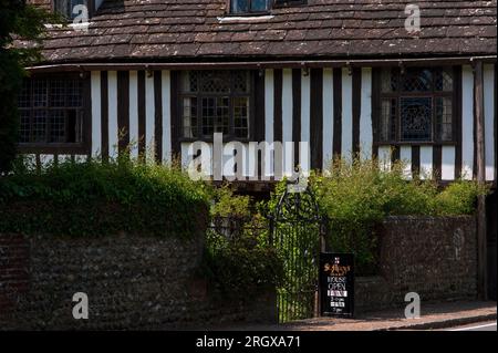 Das Haus wurde ca. 1470 vom Bischof von Winchester als Gasthaus für Pilger auf dem Weg nach Canterbury erbaut: St Mary's House im Dorf Bramber, West Sussex, England. Stockfoto