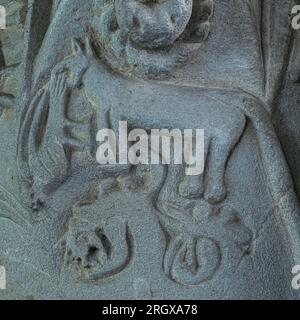 Naturrot in Zahn und Klaue. Fuchs mit Beute im Mund, in eine Hauptstadt in der Pfarrkirche St. Nikolaus in Bramber in West Sussex, England gegraben. Die Kirche wurde 1073 gegründet und ist die älteste normannische Kirche in Sussex. Der Fuchs war ein traditionelles biblisches Symbol für den Teufel. Stockfoto