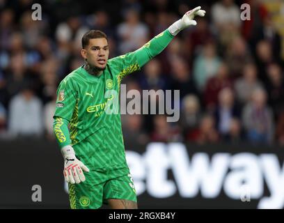 11. August 2023: Turf Moor, Burnley, Lancashire, England; Premier League Football, Burnley gegen Manchester City; Manchester City Torwart Ederson leitet seine Verteidiger Credit: Action Plus Sports Images/Alamy Live News Stockfoto