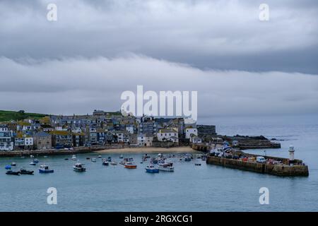 Luftaufnahme des Stadtzentrums von St. Ives und der Küste von Cornwall, England. Stockfoto