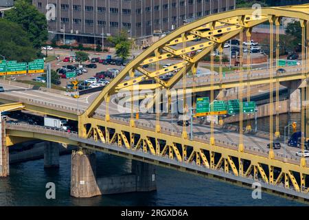 Pittsburgh, Pennsylvania, USA - 8. August 2023: Die Fort Pitt Bridge mit Autos und Lastwagen, die in die Stadt Pittsburgh einfahren und sie verlassen, wird vom To aus genommen Stockfoto