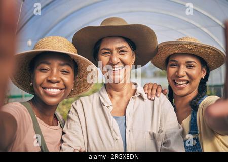 Gewächshaus, Lächeln und Selfie von Frauen in der Landwirtschaft, in nachhaltigen Kleinunternehmen und in der Landwirtschaft. Porträt glücklicher Freunde auf der Gemüsefarm Stockfoto