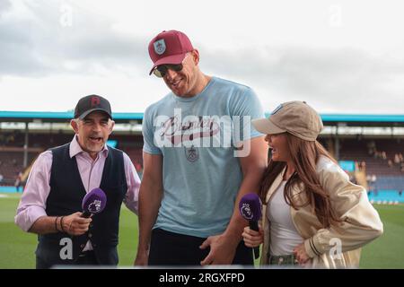 Alan Pace JJ Watts und Kealia Watts vor dem Burnley FC gegen den Manchester City FC im Turf Moor Stadium Burnley 11. August 2023 Guthaben: Sharon Latham/Burnley FC/Alamy Live News Stockfoto