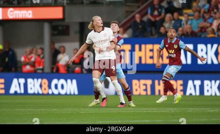 Erling Haaland von Manchester City (links) und Dara O'Shea von Burnley (rechts) kämpfen um den Ball. Burnley FC gegen Manchester City FC im Turf Moor Stadium Burnley, 11. August 2023 Guthaben: Sharon Latham/Burnley FC/Alamy Live News Stockfoto