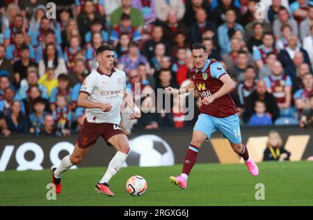 Burnley's Connor Roberts (rechts) und Manchester City's Phil Foden (links) kämpfen um den Ball Burnley FC gegen Manchester City FC im Turf Moor Stadium Burnley 11. August 2023 Guthaben: Sharon Latham/Burnley FC/Alamy Live News Stockfoto