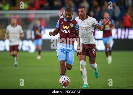 Burnley's Lyle Foster (Centre) kämpft um den Ball mit Kyle Walker (Right) Burnley FC von Manchester City gegen Manchester City FC im Turf Moor Stadium Burnley 11. August 2023 Guthaben: Sharon Latham/Burnley FC/Alamy Live News Stockfoto