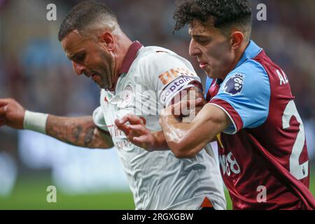 Burnley's Ameen Al Dakhil (rechts) kämpft um den Ball mit Kyle Walker (links) von Manchester City Burnley FC gegen Manchester City FC im Turf Moor Stadium Burnley 11. August 2023 Guthaben: Sharon Latham/Burnley FC/Alamy Live News Stockfoto