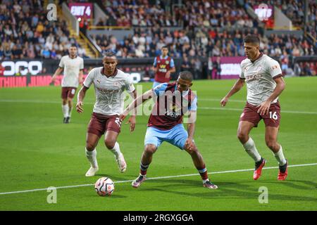 Burnley's Lyle Foster (Centre) kämpft um den Ball mit Manchester Citys Rodri (rechts) und Manuel Akanji (links) Burnley FC gegen Manchester City FC im Turf Moor Stadium Burnley 11. August 2023 Gutschrift: Sharon Latham/Burnley FC/Alamy Live News Stockfoto