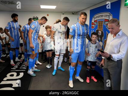 Spieler aus Coventry City im Tunnel vor dem Sky Bet Championship-Spiel in der Coventry Building Society Arena in Coventry. Foto: Samstag, 12. August 2023. Stockfoto