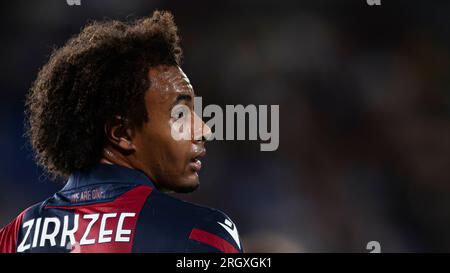 Joshua Zirkzee vom Bologna FC sieht während des Fußballspiels Coppa Italia Frecciarossa zwischen dem Bologna FC und dem Cesena FC nach. Stockfoto