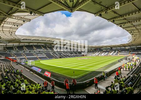 Hull, UK. 12. Aug. 2023. Allgemeiner Blick ins Stadion während des mittwochs stattfindenden Fußballspiels Hull City FC gegen Sheffield FC EFL Championship im MKM Stadium, Hull, Großbritannien am 12. August 2023 Gutschrift: Jede zweite Media/Alamy Live News Stockfoto