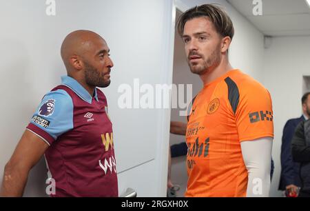 Burnley's Nathan Redman (links) und Manchester City's Jack Grealish (rechts) während des Burnley FC gegen Manchester City FC im Turf Moor Stadium Burnley 11. August 2023 Guthaben: Sharon Latham/Burnley FC/Alamy Live News Stockfoto