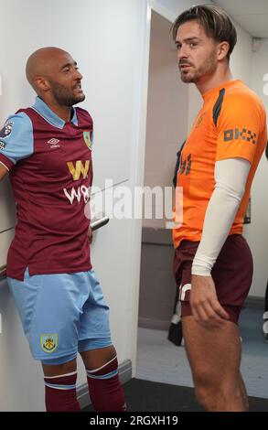 Burnley's Nathan Redman (links) und Manchester City's Jack Grealish (rechts) während des Burnley FC gegen Manchester City FC im Turf Moor Stadium Burnley 11. August 2023 Guthaben: Sharon Latham/Burnley FC/Alamy Live News Stockfoto