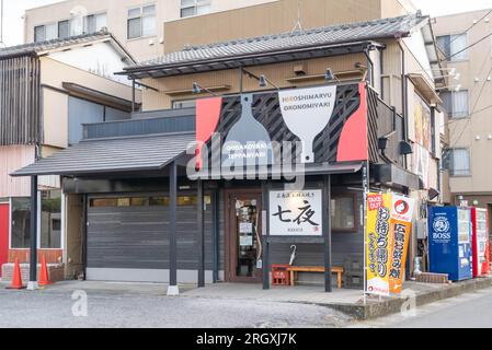 Ein Schaufenster eines Okonomiyaki-Restaurants im Hiroshima-Stil oder eines japanischen Pfannkuchenrestaurants, das Jumbo-Größe serviert und Paddel serviert Stockfoto