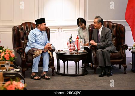 George Town, Malaysia. 11. Aug. 2023. Der malaysische Premierminister Anwar Ibrahim (L) trifft sich mit dem chinesischen Außenminister Wang Yi, der auch Mitglied des Politischen Büros des Zentralkomitees der Kommunistischen Partei Chinas ist, am 11. August 2023 in Penang (Malaysia). Kredit: Cheng Yiheng/Xinhua/Alamy Live News Stockfoto