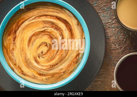 Ein köstliches, wirbelndes Muster aus Tahini-Sauce und Melasse. Traditioneller Tahini und Melasse-Dip aus dem Nahen Osten. Stockfoto