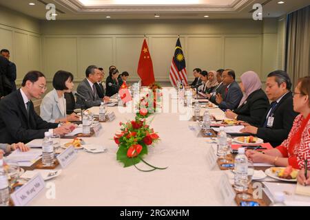 George Town, Malaysia. 11. Aug. 2023. Der chinesische Außenminister Wang Yi, der auch Mitglied des Politischen Büros des Zentralkomitees der Kommunistischen Partei Chinas ist, führt Gespräche mit dem malaysischen Außenminister Zambry Abdul Kadir am 11. August 2023 in Penang, Malaysia. Kredit: Chong Voon Chung/Xinhua/Alamy Live News Stockfoto