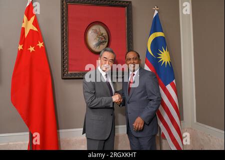 George Town, Malaysia. 11. Aug. 2023. Der chinesische Außenminister Wang Yi (L), der auch Mitglied des Politischen Büros des Zentralkomitees der Kommunistischen Partei Chinas ist, führt Gespräche mit dem malaysischen Außenminister Zambry Abdul Kadir am 11. August 2023 in Penang, Malaysia. Kredit: Chong Voon Chung/Xinhua/Alamy Live News Stockfoto