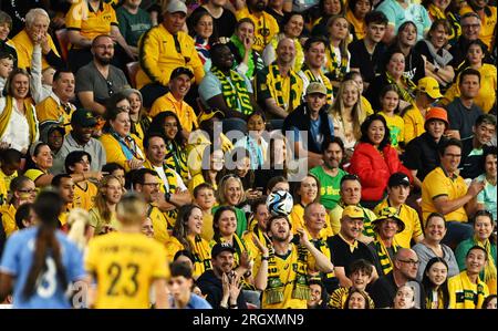 Brisbane, Australien. 12. Aug. 2023. Ein Zuschauer reagiert während des Viertelfinalspiels zwischen Australien und Frankreich bei der FIFA Women's World Cup 2023 in Brisbane, Australien, am 12. August 2023. Kredit: Li Yibo/Xinhua/Alamy Live News Stockfoto