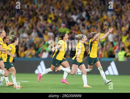 Brisbane, Australien. 12. Aug. 2023. Die Spieler Australiens feiern den Sieg im Viertelfinale zwischen Australien und Frankreich bei der FIFA Women's World Cup 2023 in Brisbane, Australien, am 12. August 2023. Kredit: Ding Ting/Xinhua/Alamy Live News Stockfoto