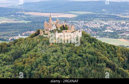 12. August 2023, Baden-Württemberg, Bisingen: Blick auf die mittelalterliche Burg Hohenzollern. (Aufnahme aus einem Flugzeug) Foto: Thomas Warnack/dpa Stockfoto