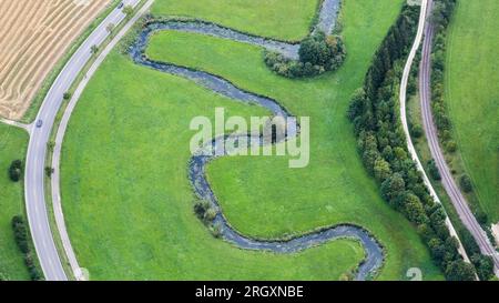 12. August 2023, Baden-Württemberg, Gammertingen: Curvy fließt den Fluss Lauchert bei Geammertingen auf der Schwäbischen Alb. (Foto aus einem Flugzeug) Foto: Thomas Warnack/dpa Stockfoto