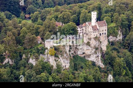 12. August 2023, Baden-Württemberg, Lichtenstein: Blick auf Schloss Lichtenstein im Schwäbischen Album. (Aufnahme aus einem Flugzeug) Foto: Thomas Warnack/dpa Stockfoto