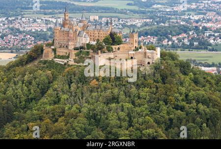 12. August 2023, Baden-Württemberg, Bisingen: Blick auf die mittelalterliche Burg Hohenzollern. (Aufnahme aus einem Flugzeug) Foto: Thomas Warnack/dpa Stockfoto