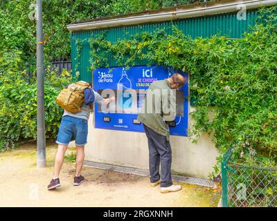 'Eau de Paris' kostenloser Wasserbrunnen im All. Pilatre de Rozier - Paris 16, Frankreich. Stockfoto