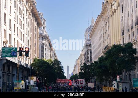 Buenos Aires, Argentinien. 11. Aug. 2023. Demonstranten versammeln sich, um gegen den Tod von Facundo Molares in Buenos Aires, Argentinien, am 11. August 2023 zu protestieren. Mehrere Links- und Menschenrechtsorganisationen haben sich mobilisiert, um Gerechtigkeit für den Tod des militanten Rebelión Popular, Facundo Molares, zu fordern, während einer Kundgebung, die am Vortag im Obelisken stattfand. (Foto: Esteban Osorio/Sipa USA) Guthaben: SIPA USA/Alamy Live News Stockfoto