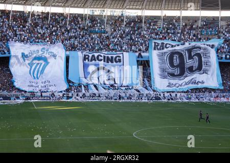 Avellaneda, Buenos Aires, Argentinien. Beeindruckender Empfang vom Publikum des Racing Clubs, der seine Flaggen im Presidente Peron Stadion während des m zeigt Stockfoto