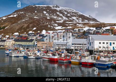 Die Kleine Norwegische Stadt Honningsvåg Auf Der Insel Magerøya, Weit Nördlich Des Polarkreises, Norwegen. 5. Mai 2023 Stockfoto