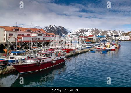 Die Kleine Arktische Norwegische Fischereigemeinde Honningsvåg Auf Der Insel Magerøya, Norwegen. 5. Mai 2023 Stockfoto