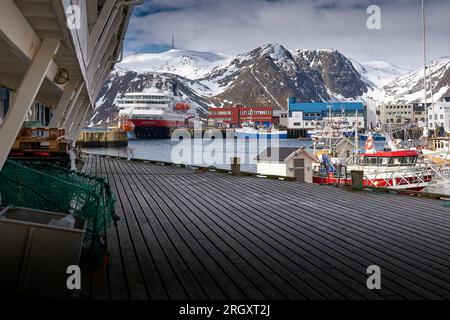 Die norwegische Hurtigruten-Fähre, Frau NORDNORGE, hat in der kleinen Fischereigemeinschaft Honningsvåg, Norwegen, festgemacht. 6. Mai 2023 Stockfoto