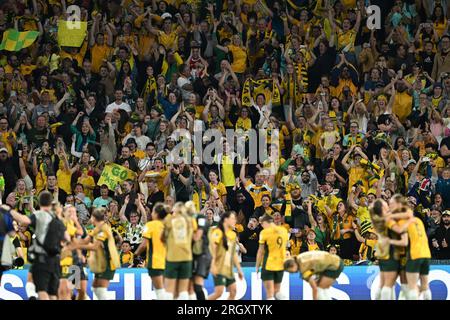 Brisbane, Australien. 12. Aug. 2023. Australische Fans feiern nach dem Viertelfinale zwischen Australien und Frankreich bei der FIFA Women's World Cup 2023 in Brisbane, Australien, am 12. August 2023. Kredit: Li Yibo/Xinhua/Alamy Live News Stockfoto