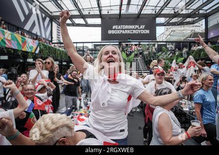 London, Großbritannien. 12. August 2023. FIFA Frauen-Weltmeisterschaft: Viertelfinale England gegen Kolumbien. Die Fans feiern die 2-1-Sterne-Siege Englands und sehen live aus Sydney, Australien, auf dem großen Bildschirm des BOXPARK Croydon zu. Kredit: Guy Corbishley/Alamy Live News Stockfoto