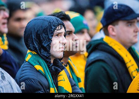 Melbourne, Victoria, Australien. 12. Aug. 2023. MELBOURNE, AUSTRALIEN - 12. AUGUST: Australische Fans beim Melbourne Fan Festival mit großen Zuschauern, die australische Matildas gegen Frankreich Les Bleus bei der FIFA Women's World Cup Australia & Neuseeland 2023 am Federation Square am 12. August 2023 (Bild: © Chris Putnam/ZUMA Press Wire) REDAKTIONELLER GEBRAUCH! Nicht für den kommerziellen GEBRAUCH! Kredit: ZUMA Press, Inc./Alamy Live News Stockfoto