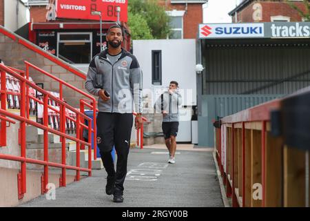 Exeter, Großbritannien. 12. Aug. 2023. CJ Hamilton #22 von Blackpool landet vor dem Sky Bet League 1 Spiel Exeter City gegen Blackpool im St James' Park, Exeter, Großbritannien, 12. August 2023 (Foto von Gareth Evans/News Images) in Exeter, Großbritannien, am 8./12. August 2023. (Foto: Gareth Evans/News Images/Sipa USA) Guthaben: SIPA USA/Alamy Live News Stockfoto