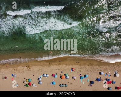 Blick auf die Drohne über den Sandstrand an der Schwarzmeerküste Stockfoto